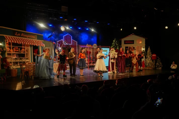 Claire, dans le nouveau spectacle L’ÉTRANGÈRE DE NOËL