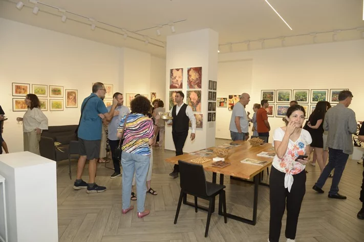 l'Exposition Collective L'été en Couleurs