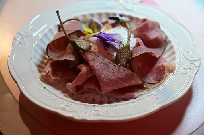 L'amour a la Table at Seravie